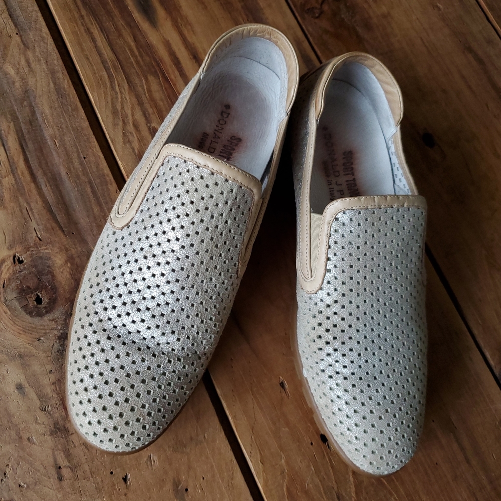 Donald J. Pliner perforated Metallic Gold Leather Flats Driving Shoes Size 6